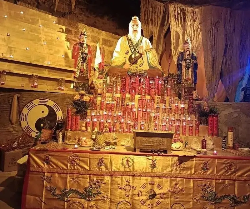 大量日本游客涌入重庆南岸,打着旅游幌子不看龙门浩老街不逛弹子石老街,为什么?