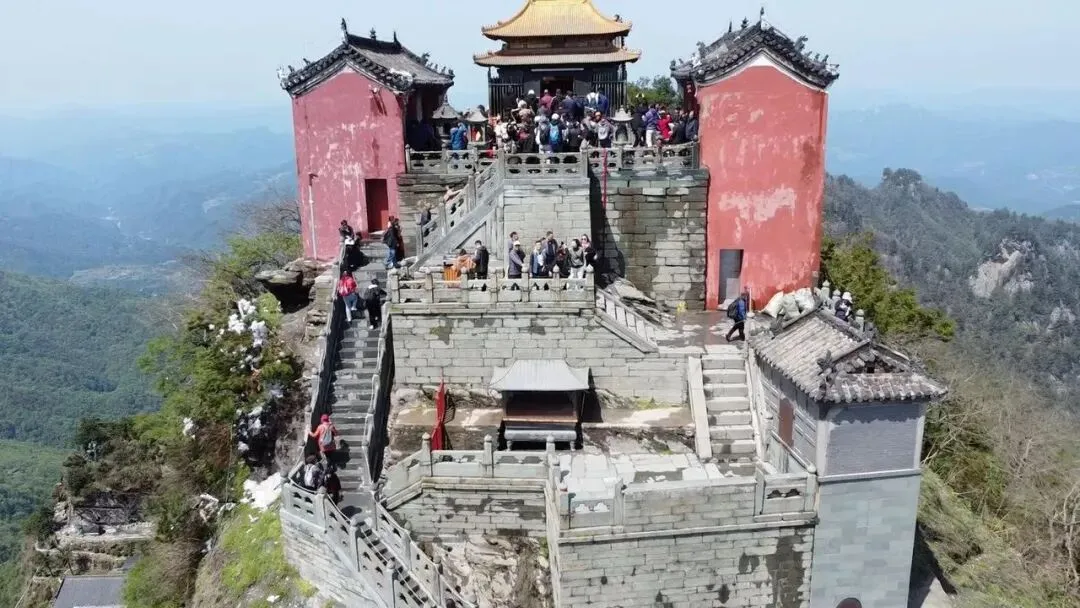 大量日本游客涌入十堰,打着旅游的幌子,不逛武当金顶,不吃竹溪蒸盆,为什么?