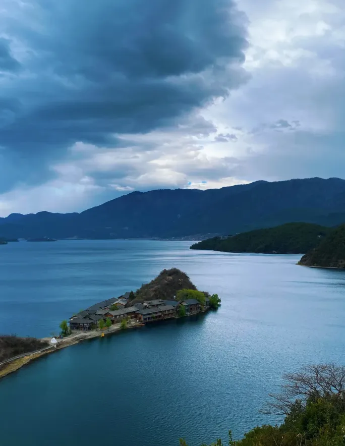 大量日本游客涌入凉山,打着旅游的幌子,不去泸沽湖,不去西昌卫星发射中心,专门跑到这里...