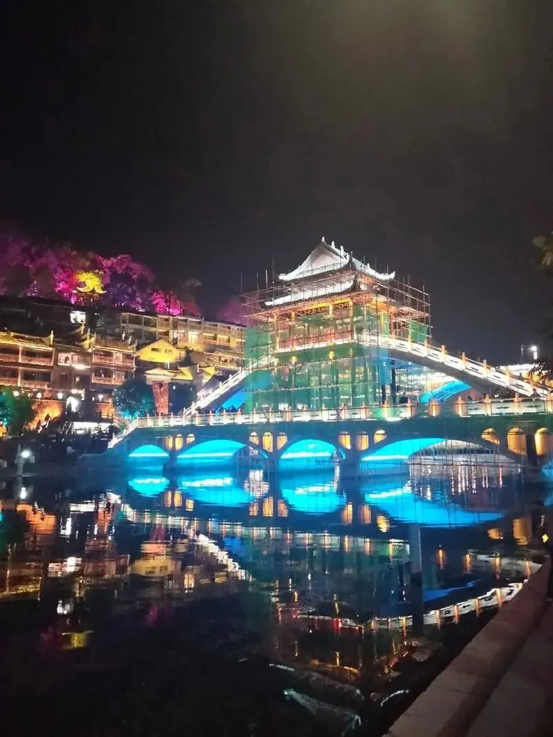 大量日本游客涌入凤凰,打着旅游的幌子,不逛古城,不吃血粑鸭,为什么?