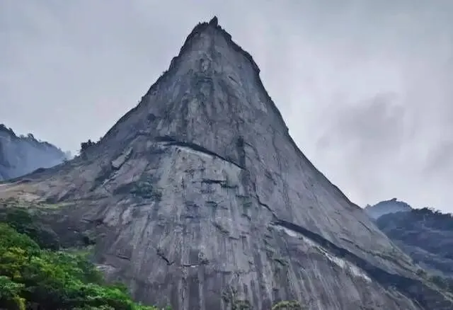 安徽这一景区压迫感十足,一块石头就是一座山,真是太震撼了