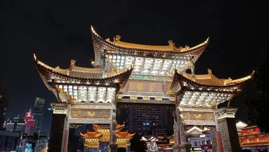 大量日本游客涌入昆明,打着旅游的幌子,不逛滇池,不吃鲜花饼,为什么?