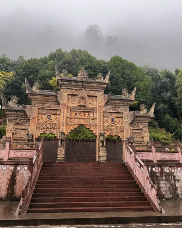 大量日本游客涌入重庆綦江,打着旅游的幌子,不逛古剑山、不吃北渡鱼,为什么?