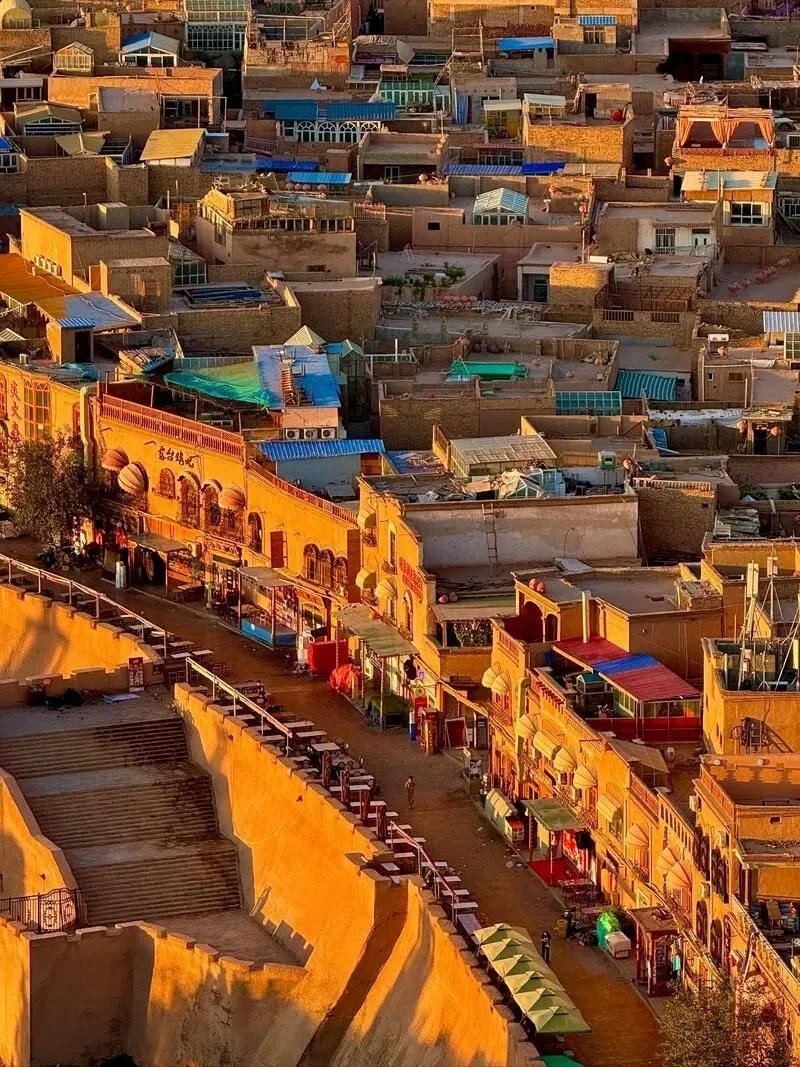 大量日本游客涌入新疆喀什,打着旅游幌子,不逛古城,不吃烤包子,为什么