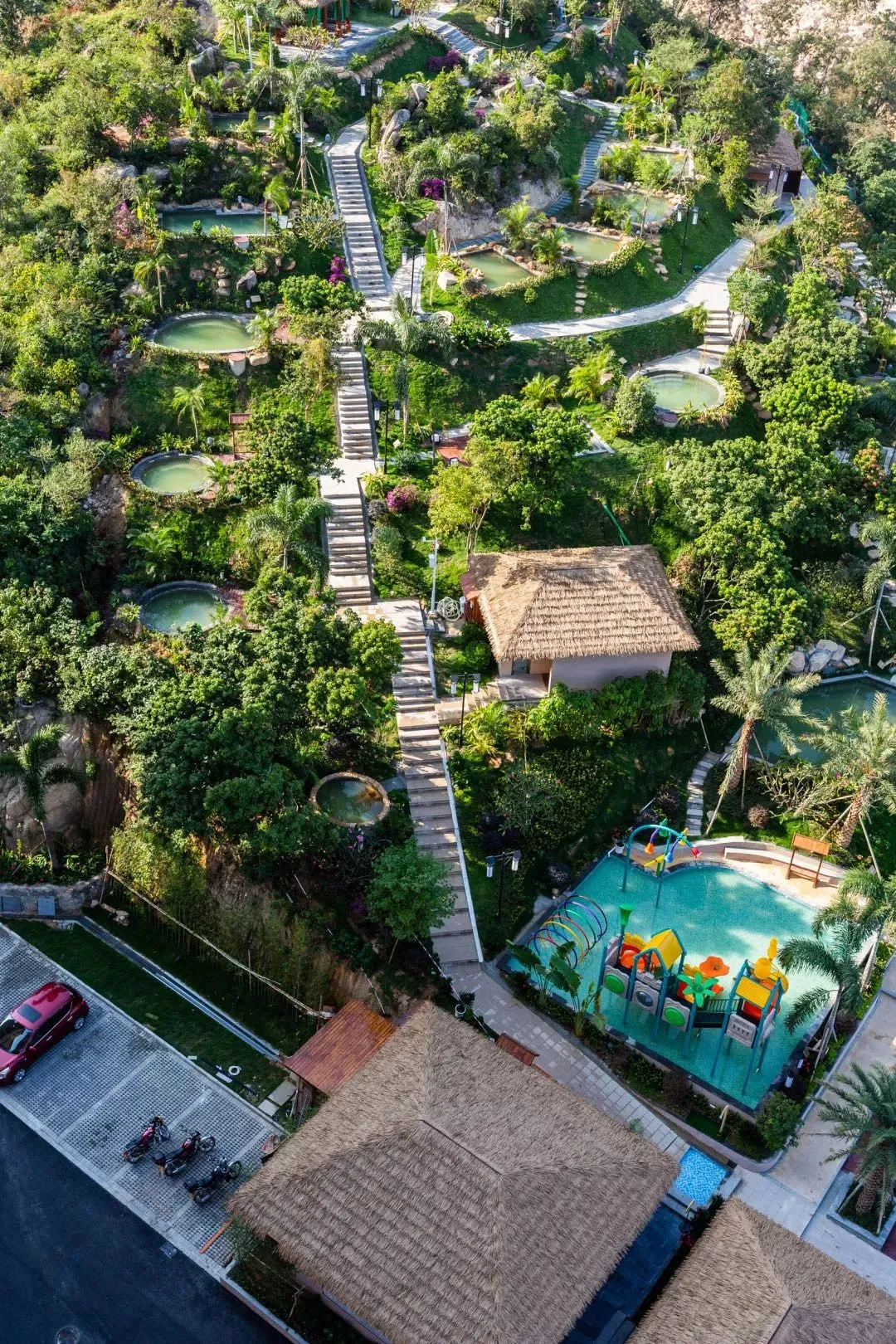 住4A景区,叹自助早餐+晚餐!泡高山温泉+无边泳池+亲子乐园!6人套票799元