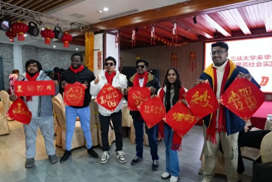 湖北宜昌百里荒景区:中外学子体验传统民俗 共享冰雪盛宴乐趣