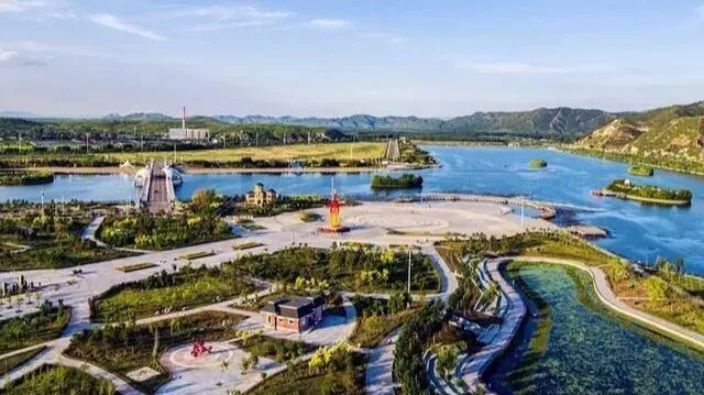 喀左龙源旅游区全攻略:城湖共融,一步千年