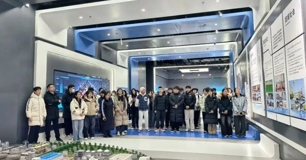 明泉迎来“青鸟计划”学子 开启工业旅游初体验