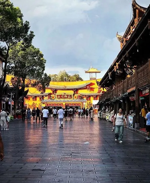 大量日本游客涌入恩施,打着旅游的幌子,不逛恩施大峡谷,不吃合渣,为什么?