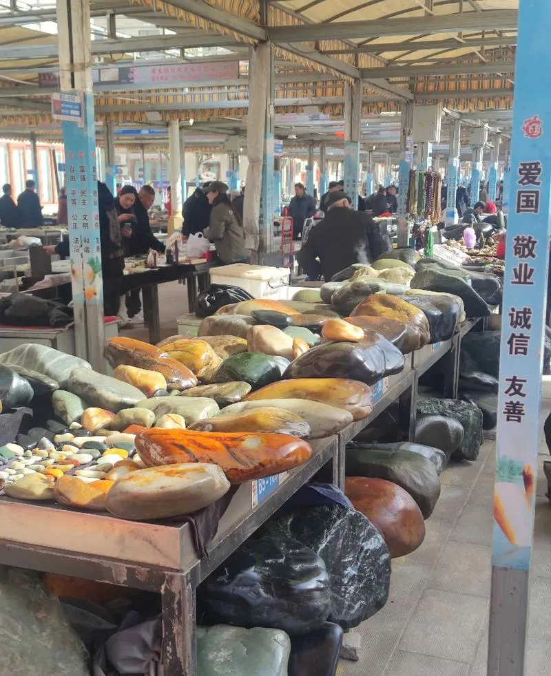 大量日本游客涌入和田,打着旅游的幌子,不逛胡杨林,不吃烤包子,为什么?