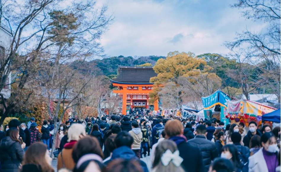大量日本游客涌入镇江,打着旅游的幌子,不逛金山寺,不吃锅盖面,为什么?