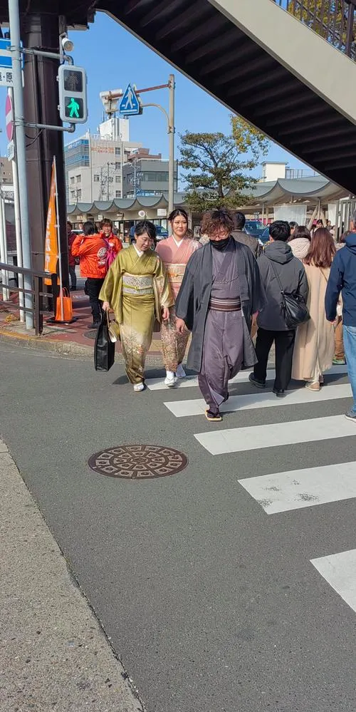 大量日本游客涌入佳木斯,打着旅游的幌子,不逛三江湿地,不吃拌面,为什么?