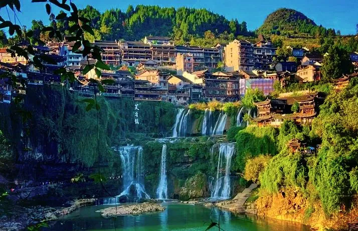 大量日本游客涌入湘西,打着旅游的幌子,不逛凤凰古城,不吃腊肉,为什么?