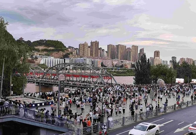 大量美国游客涌入兰州,打着旅游的幌子,不逛中山桥,不吃牛肉面,为什么?