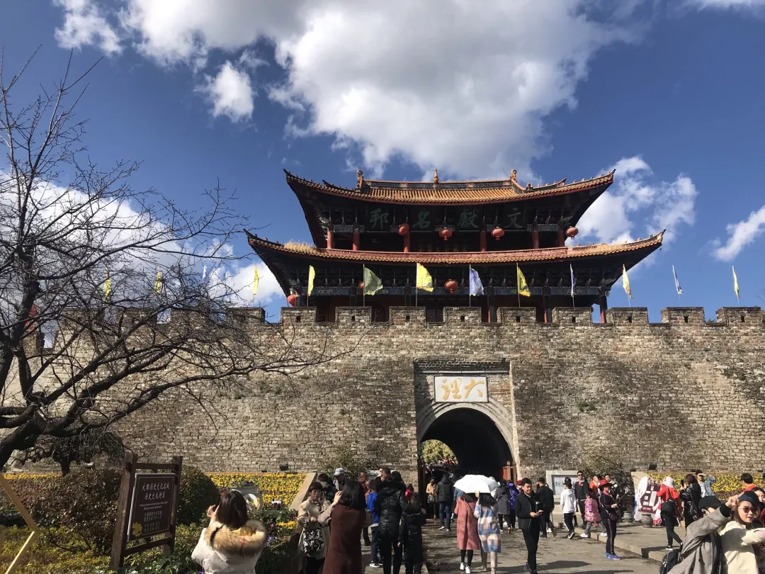 大批俄罗斯游客涌入云南大理,打着旅游的名义,不逛古城不看苍山,他们到底想干啥?