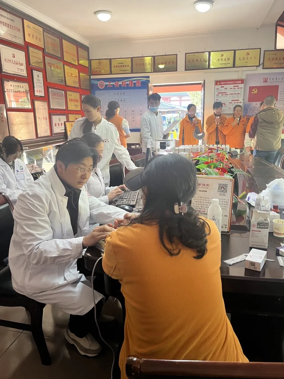 三塔景区开展“工会暖新春 健康伴我行”义诊活动