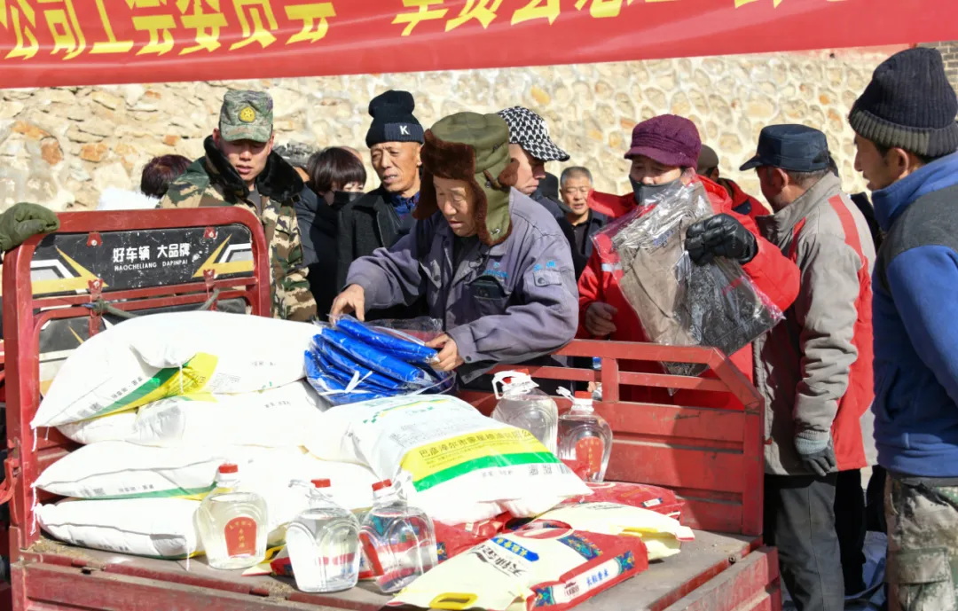 卓资县红石崖景区向革命老区群众送年货