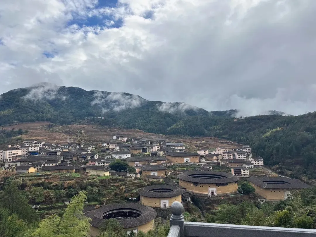 旅游第二站:雨中游览福建龙岩永定土楼群
