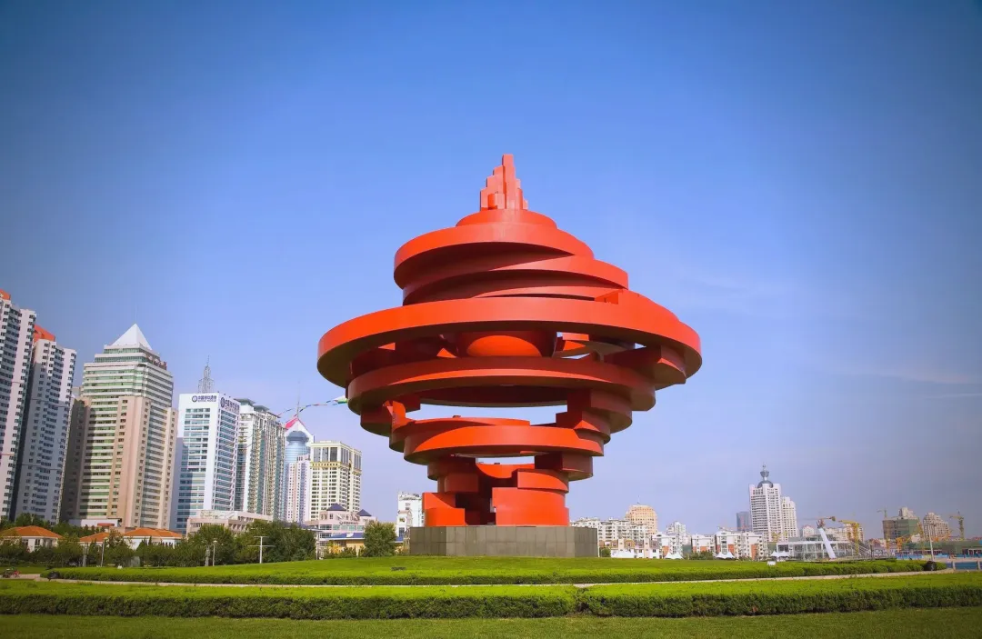 大批俄罗斯游客涌入山东青岛,打着旅游的名义,不爬崂山不逛栈桥,他们到底想干啥?