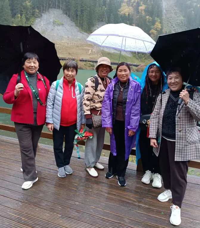 八个老阿姨不跟团,自行“勇闯”成都各大旅游景点,九寨沟的确迷人