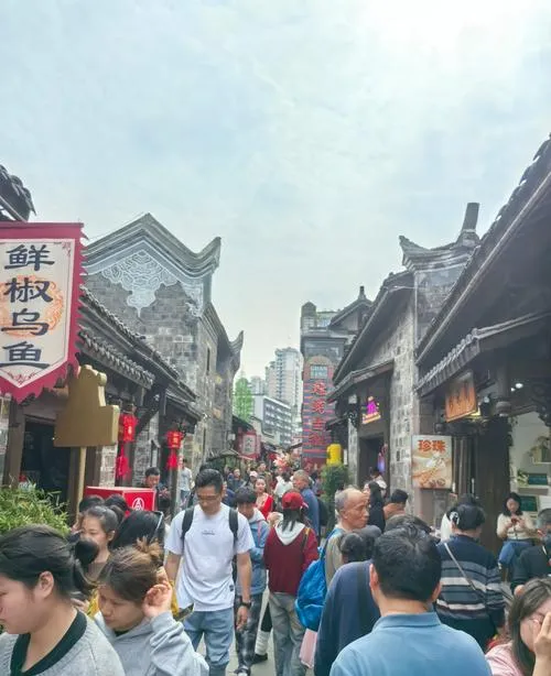 大量日本游客涌入宜宾,打着旅游的幌子,不逛蜀南竹海,不吃宜宾燃面,为什么?