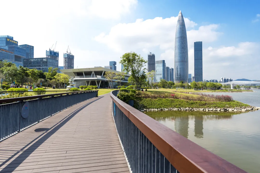 大批俄罗斯游客涌入广东深圳,打着旅游的名义,不逛世界之窗不看灯光秀,他们到底想干啥?