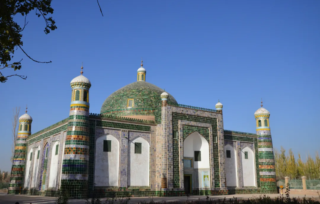 大批俄罗斯游客涌入新疆喀什,打着旅游的名义,不看香妃园不逛艾提尕尔清真寺,他们到底想干啥?