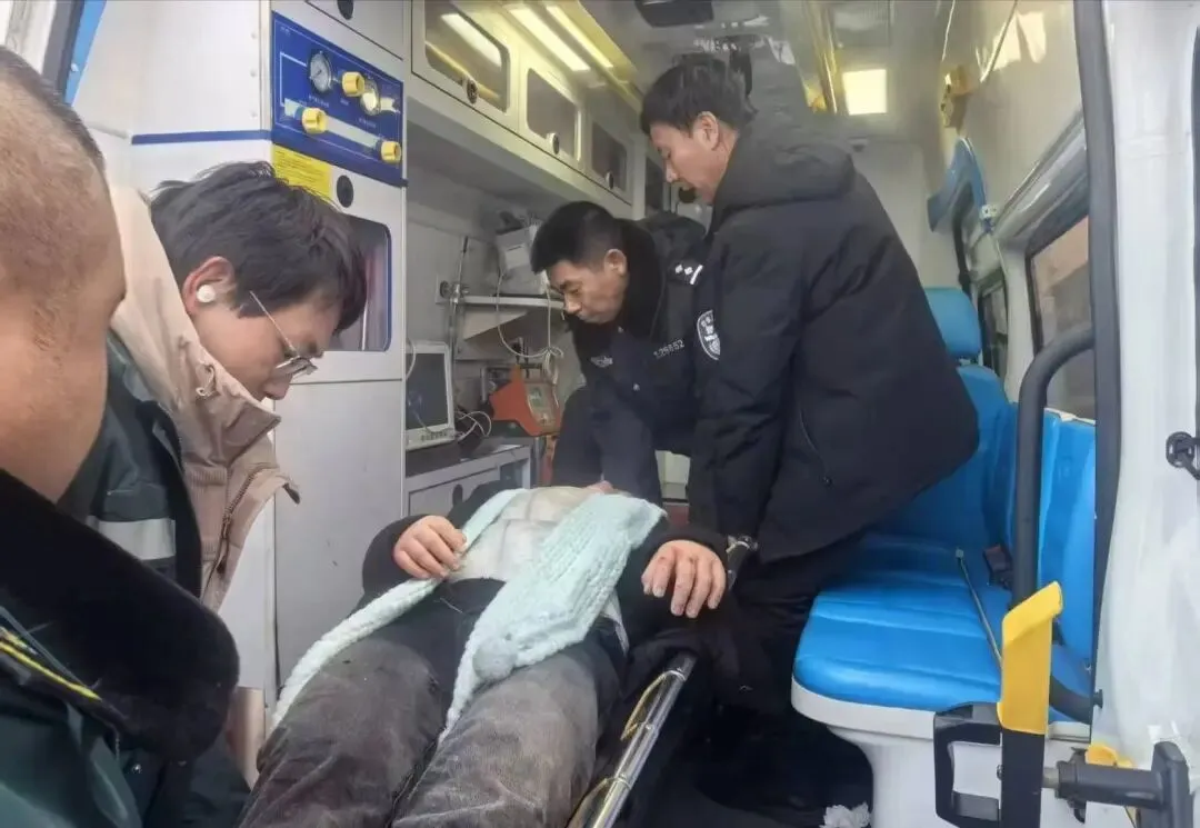 女大学生旅游时摔一跤,3根手指或面临截肢,一定要注意️