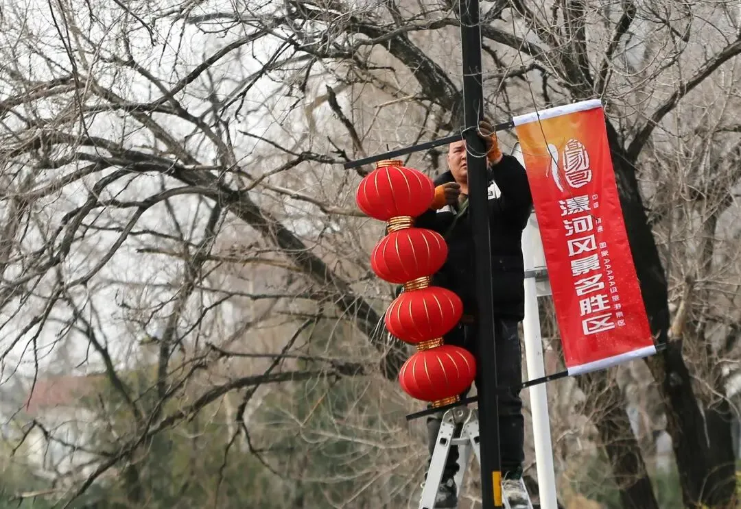 濠河景区600余组灯旗高挂,盛装迎马年新春
