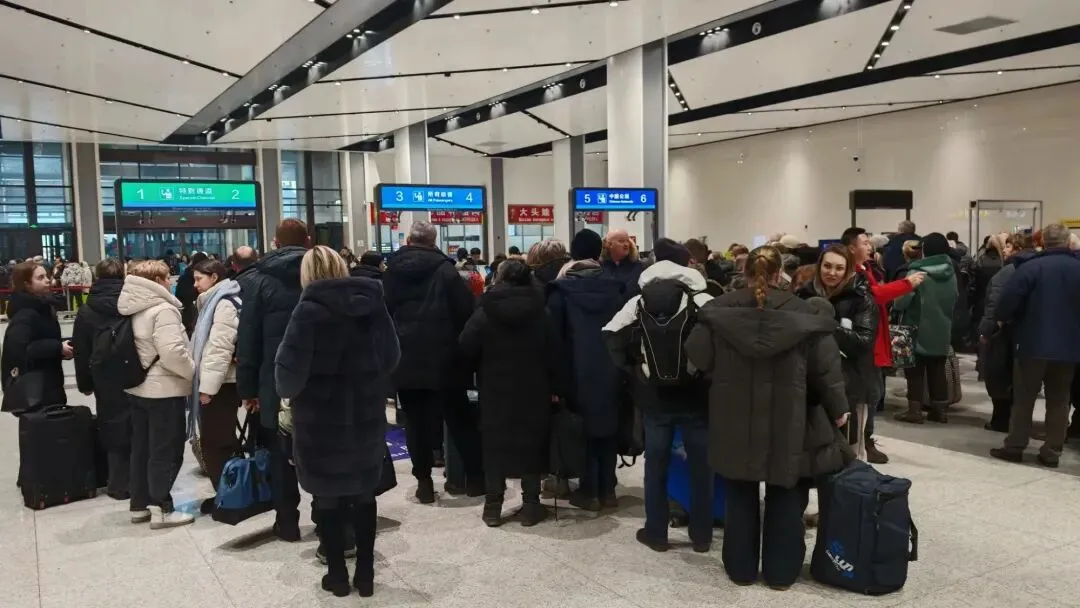 大量俄方民众涌入中国,却不是来旅游,得知原因后让人有些沉重
