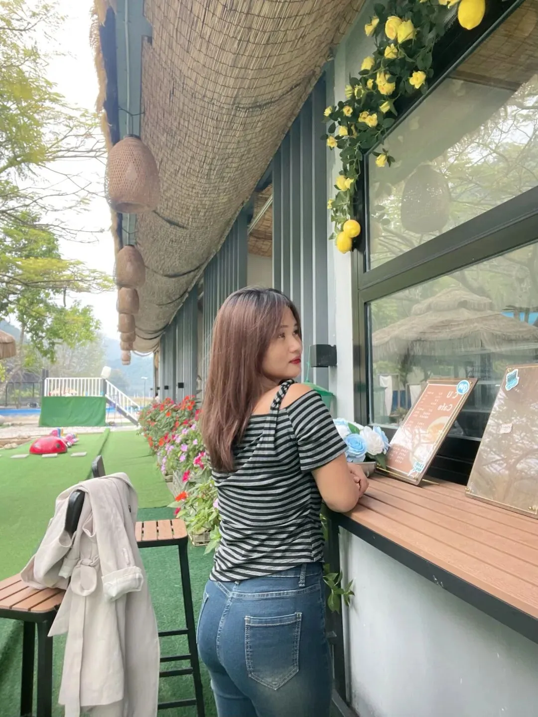 景区里面的紧身牛仔裤美女