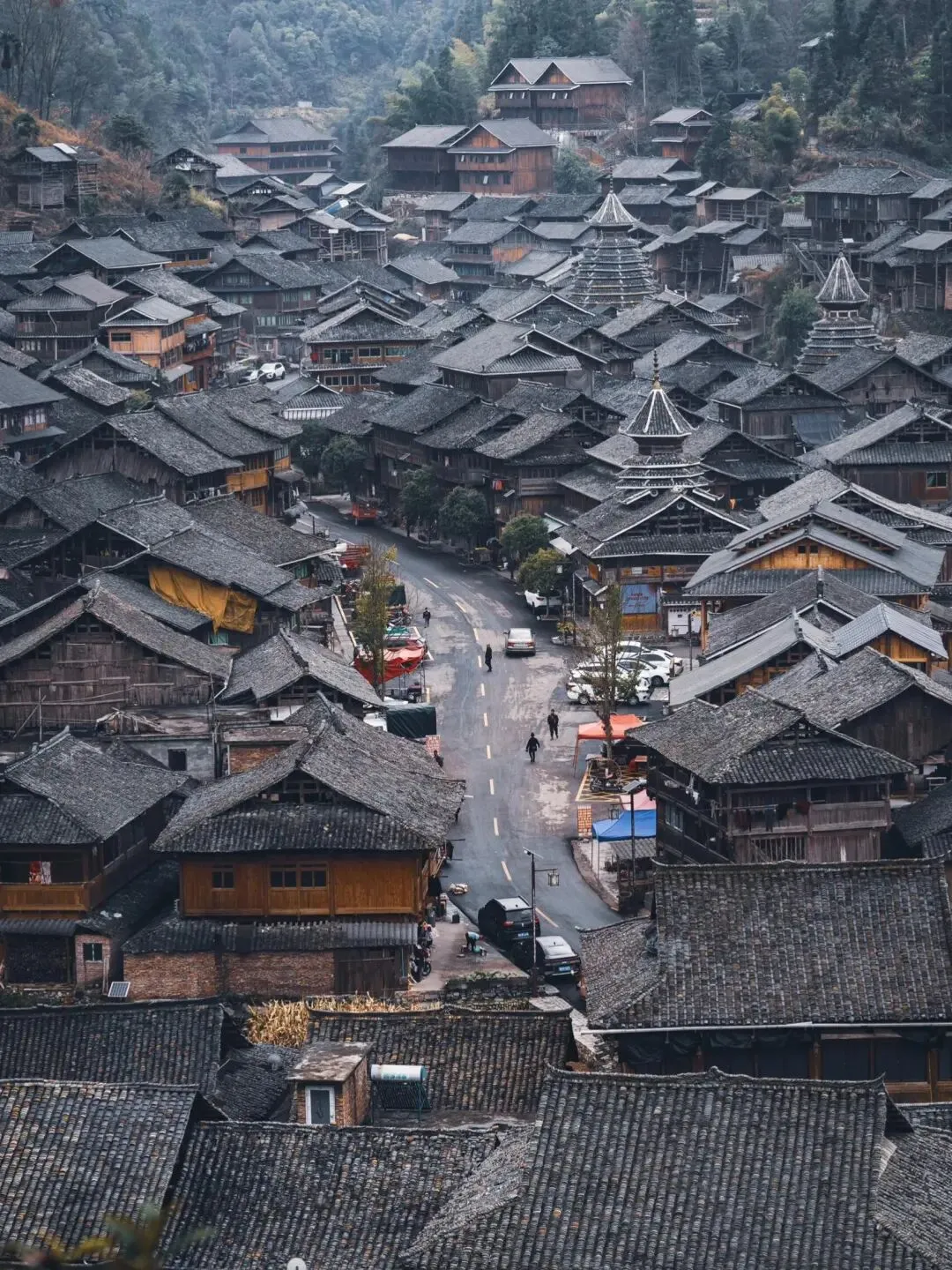 别再挤3A景区了!我在村口免费闯进了最鲜活的人间剧场