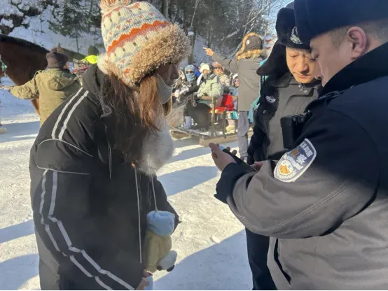 雪谷景区民警拾获游客遗失手机 半小时速寻失主归还