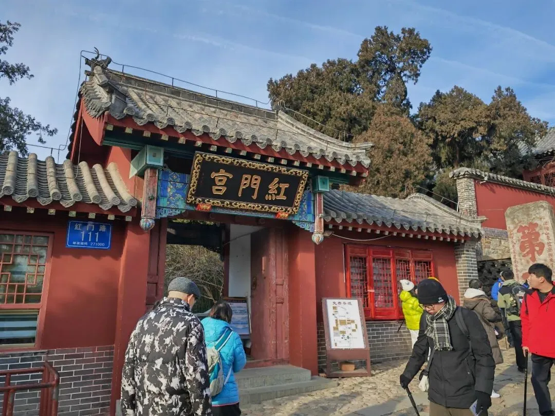 泰安:它是一个免费景点,一个春节打卡地,是最受民众信赖的祈福地之一,却藏着泰山最平易近人的灵性