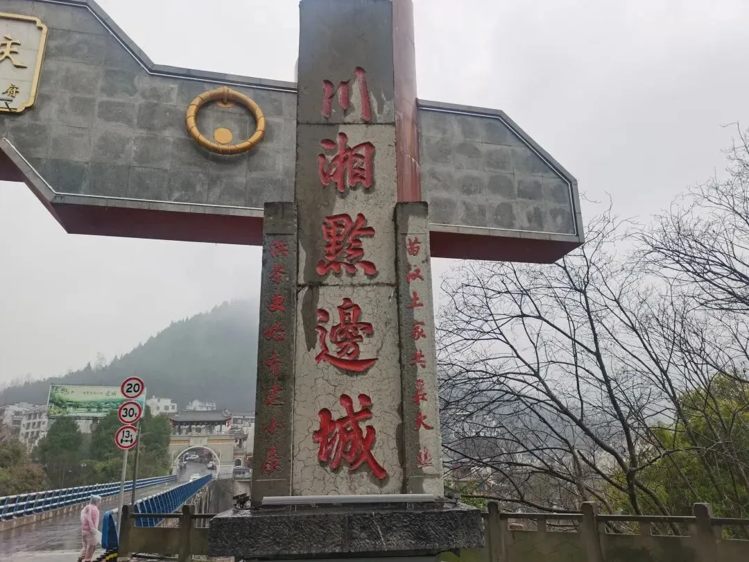 这里是全国物价最低的景区,三地共用一个名字,叫做边城,有着“一脚踏三省”的独特地理标签.