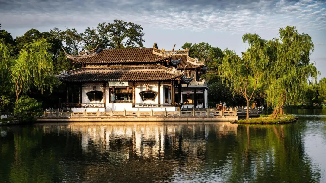 大批韩国游客涌入江苏扬州,打着旅游的名义,不看瘦西湖不逛个园,他们到底想干啥?