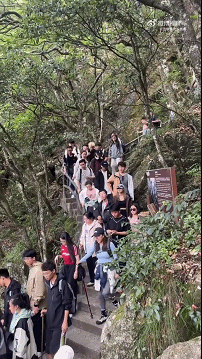 去爬山结果自己成了景点!
