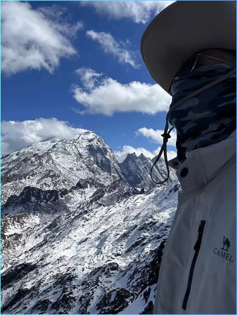 大量西藏游客扎进云南虎跳峡,打着旅游的名义,不徒步不看金沙江,想干嘛?