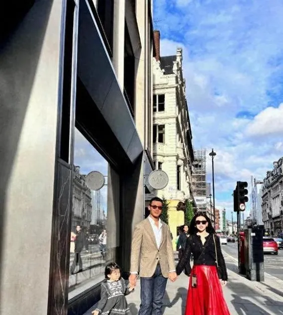 朱珠一家三口国外旅游带火贵妇穿搭:针织衫+半裙,时髦极了