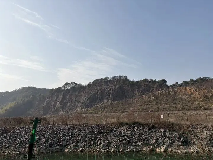 杭州这个“网红景点”,尽头停着辆蒙灰的迈巴赫……“遍地爆胎陷阱,进去差点出不来”