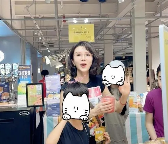 金巧巧现身马来西亚旅游,她留着一头卷发,身材很瘦,皮肤白皙.