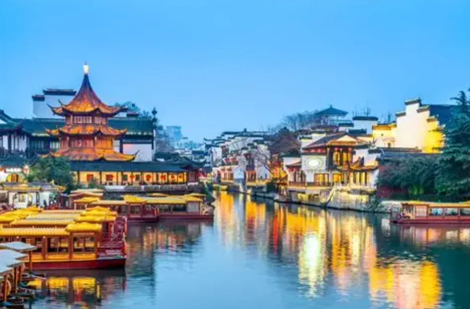 春节后错峰游爆发 + 两岸旅游重启双重催化!旅游酒店暴涨27%,32只股集体狂飙,散户还能上车?错过等1年?