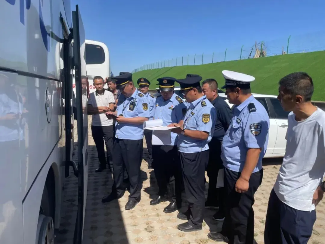 杭锦旗大队开展旅游“包车”联合执法检查行动