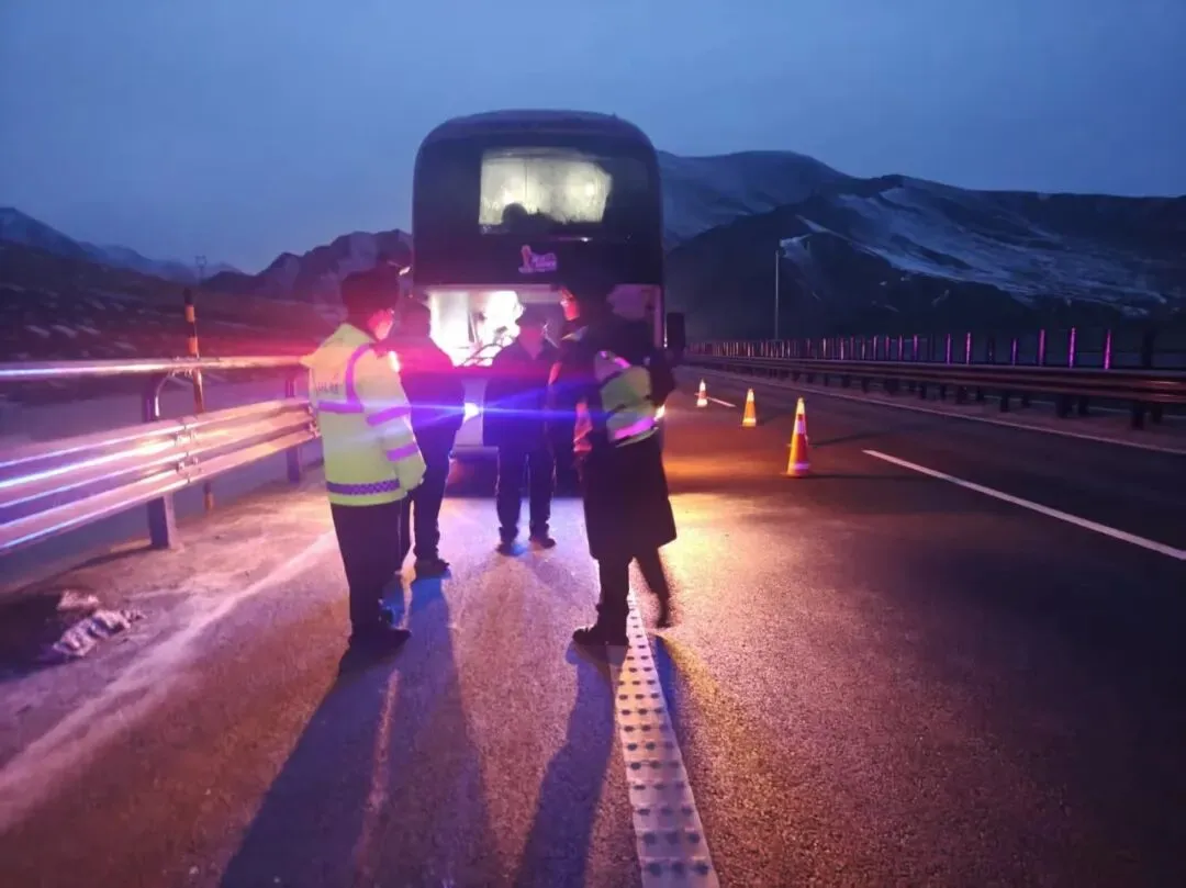 深夜守护!巴仑台治超站紧急救助故障旅游大巴 让38名旅客安全温暖回家