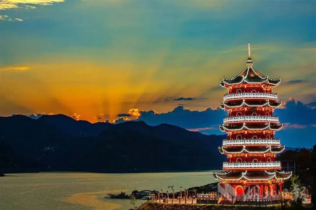 湖北与陕西交界有个县,藏着三个世界级景点,风景绝美不输瑞士