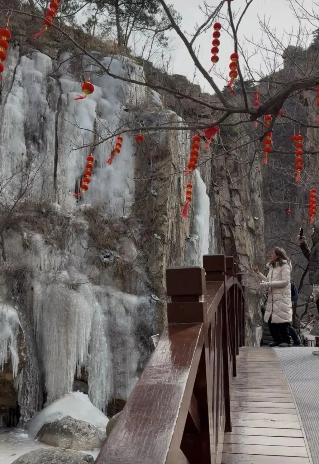 逛百年大集探九水冰瀑!冬趣崂山旅游精品攻略带你解锁冬日快乐