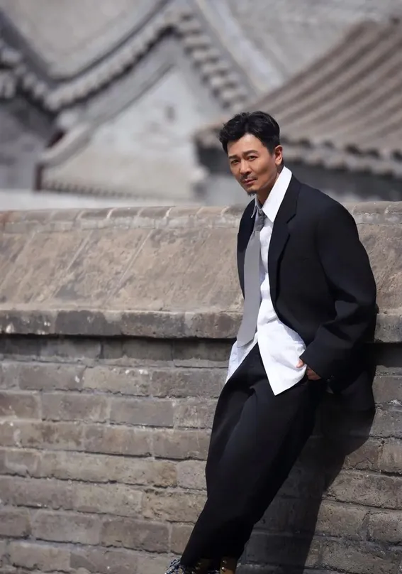 49岁吴樾现身西藏旅游,他脸部素颜皮肤好差,脸色憔悴.