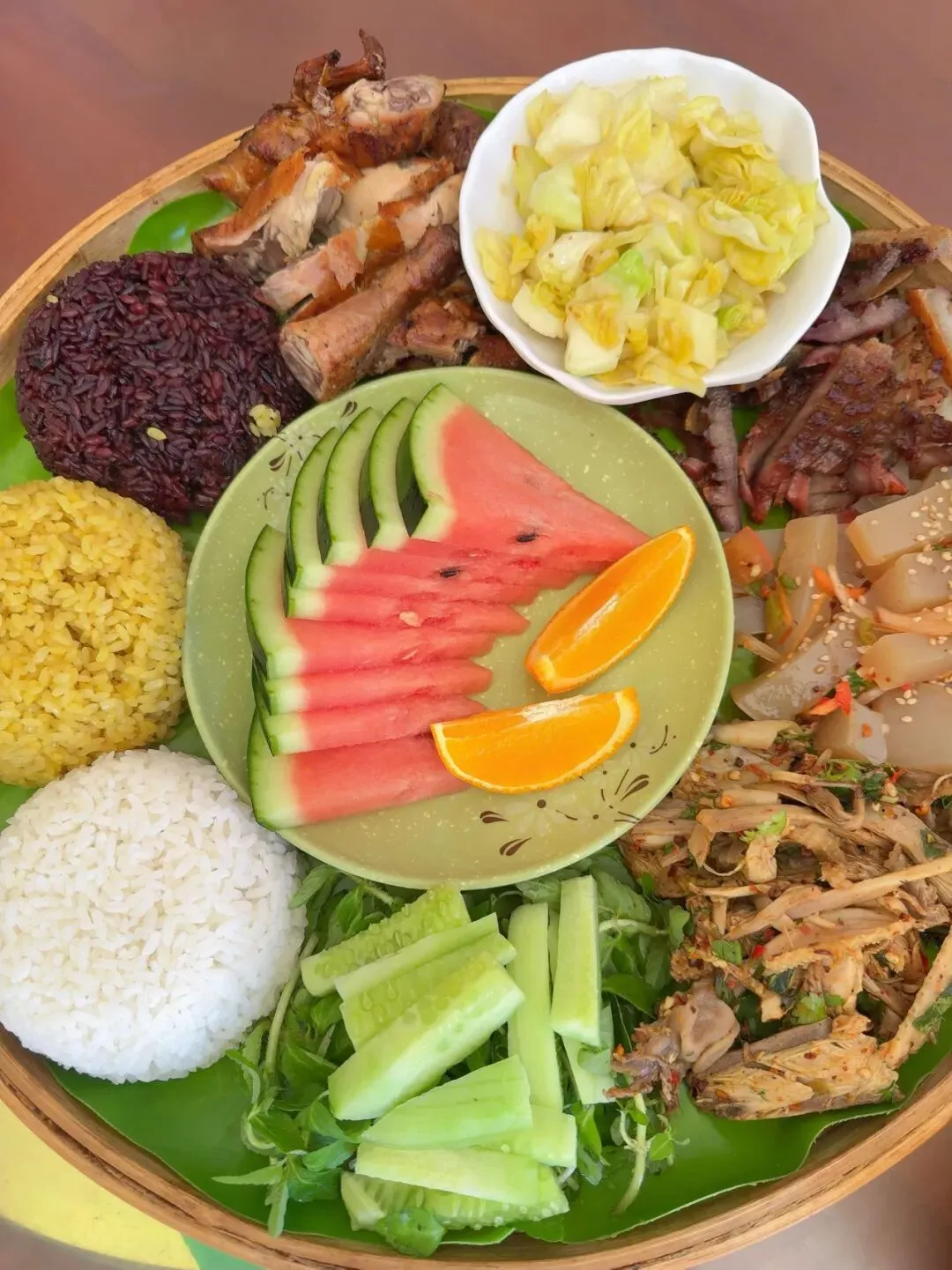 放弃远郊景点,我在普洱市区躺平漫游:樱花、手抓饭与咖啡的快乐