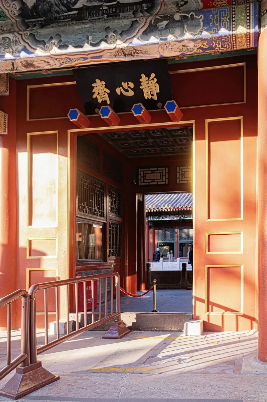 “镜心斋”园内对联欣赏及景点介绍