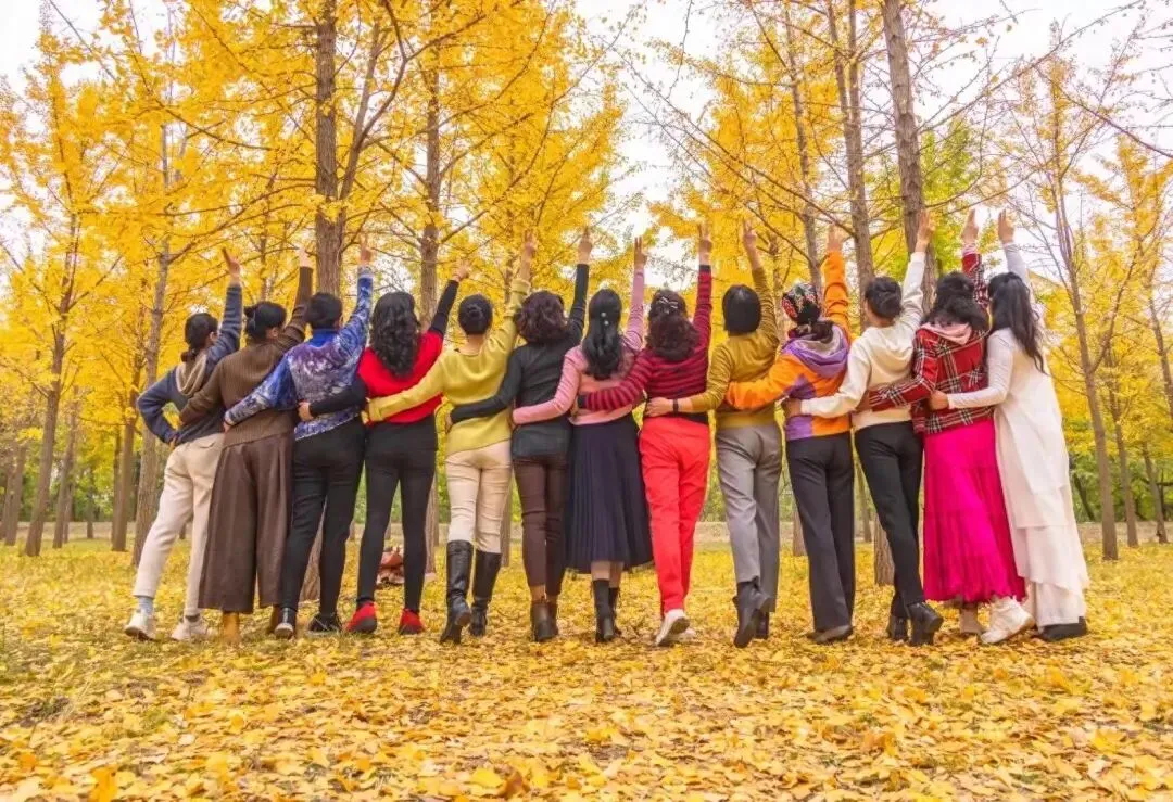 别再穿“大妈风”去景区了,中年女人避开这3个坑,随手拍都出片